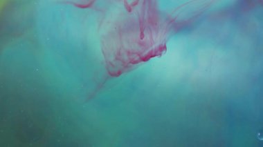 Yakın plan çekim. Suyun içinde rengarenk guaj bulutları ve ağır çekimde hareket ediyor. Mürekkep arkaplanı ya da mürekkep efektli arkaplan kullanımı, alfa kanalı onun için kullanılmaktadır