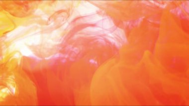 Yakın plan çekim. Suyun içinde rengarenk guaj bulutları ve ağır çekimde hareket ediyor. Mürekkep arkaplanı ya da mürekkep efektli arkaplan kullanımı, alfa kanalı onun için kullanılmaktadır