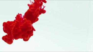 Renkli mürekkep, guaj bulutlarını suda karıştırır ve ağır çekimde hareket eder. Mürekkep arkaplanı ya da mürekkep efektli arkaplan kullanımı için alfa kanalı kullanılmaktadır. Yakın çekim.. 