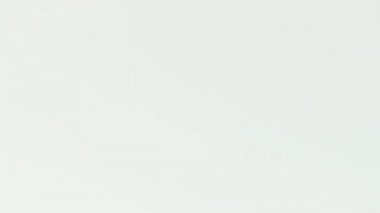 Renkli mürekkep, guaj bulutlarını suda karıştırır ve ağır çekimde hareket eder. Mürekkep arkaplanı ya da mürekkep efektli arkaplan kullanımı için alfa kanalı kullanılmaktadır. Yakın çekim.. 