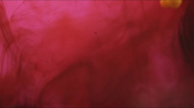 Renkli mürekkep, guaj bulutlarını suda karıştırır ve ağır çekimde hareket eder. Mürekkep arkaplanı ya da mürekkep efektli arkaplan kullanımı için alfa kanalı kullanılmaktadır. Yakın çekim.. 