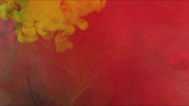 Renkli mürekkep, guaj bulutlarını suda karıştırır ve ağır çekimde hareket eder. Mürekkep arkaplanı ya da mürekkep efektli arkaplan kullanımı için alfa kanalı kullanılmaktadır. Yakın çekim.. 