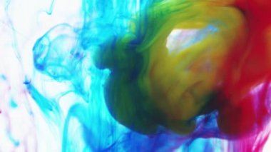 Renkli mürekkep, guaj bulutlarını suda karıştırır ve ağır çekimde hareket eder. Mürekkep arkaplanı ya da mürekkep efektli arkaplan kullanımı için alfa kanalı kullanılmaktadır. Yakın çekim.. 