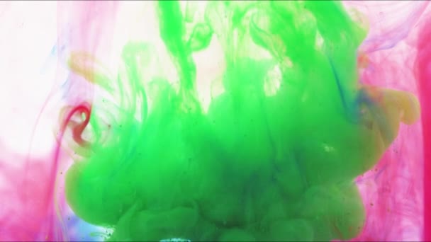 五彩斑斓的墨水在水中搅动云彩 慢动作 用于具有烟熏或墨水效果的深色背景或背景 通道用于它的Luma Matte 特写镜头 — 图库视频影像