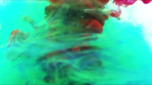水の中でカラフルなインクミックスガッシュ雲とスローモーションで移動します 臭みのある背景や煙やインクの効果で使用すると アルファチャンネルはそれのために使用されていますラママット クローズアップショット — ストック動画