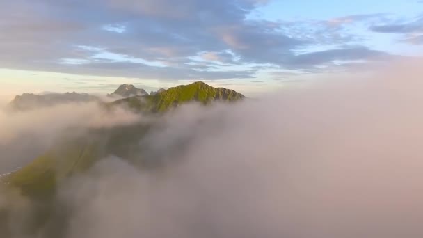 日没の雲のノルウェーの山 ビューのトップポイント 雲の中のドローンからの空中ビュー ヘリコプターは崖の素晴らしい美しい景色を撮影しました — ストック動画