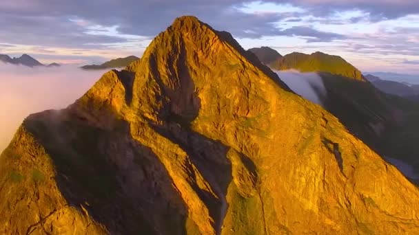 Montaña Noruega Las Nubes Del Atardecer Punto Vista Superior Vista — Vídeo de stock