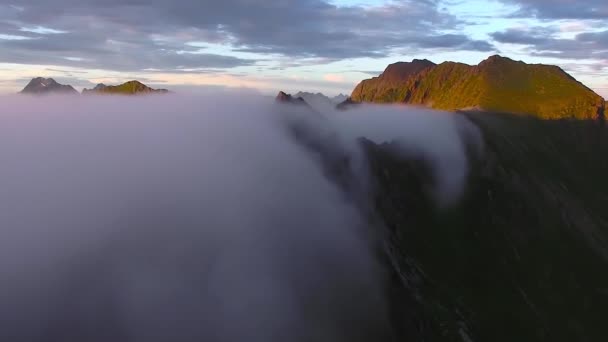 Νορβηγία Βουνό Στο Ηλιοβασίλεμα Σύννεφα Πάνω Όλα Αεροφωτογραφία Από Drone — Αρχείο Βίντεο