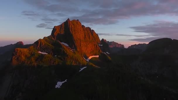 Noruega Montanha Nuvens Pôr Sol Ponto Vista Superior Vista Aérea — Vídeo de Stock