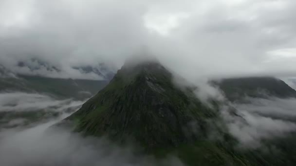 Noruega Montanha Nuvens Pôr Sol Ponto Vista Superior Vista Aérea — Vídeo de Stock