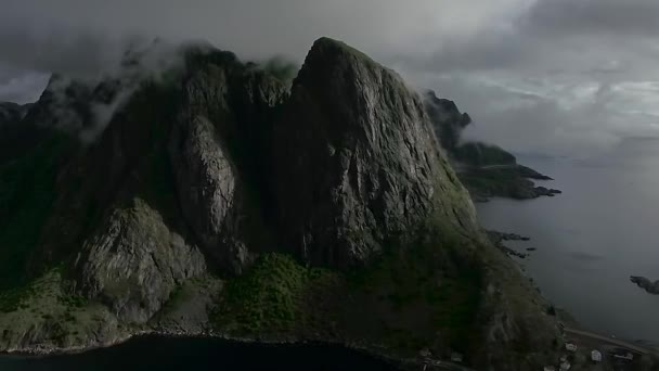 노르웨이 최고의 에서요 드론에서 사진이야 헬리콥터가 놀라운 아름다운 절벽들을 촬영했습니다 — 비디오