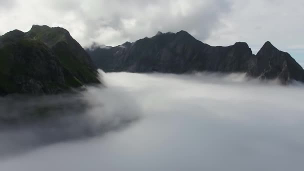 挪威高山落日的云彩 最重要的观点 空中的景色来自云中的无人侦察机 直升机在悬崖峭壁上拍摄了惊人的美丽景色 — 图库视频影像