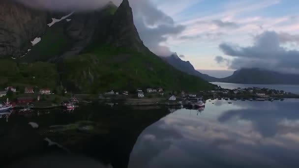 挪威高山落日的云彩 最重要的观点 空中的景色来自云中的无人侦察机 直升机在悬崖峭壁上拍摄了惊人的美丽景色 — 图库视频影像