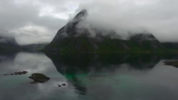 挪威高山落日的云彩 最重要的观点 空中的景色来自云中的无人侦察机 直升机在悬崖峭壁上拍摄了惊人的美丽景色 — 图库视频影像