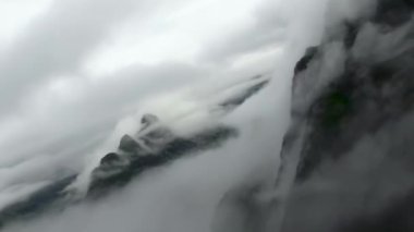 Günbatımı bulutları üzerinde Norveç dağı. En iyi bakış açısı. Bulutlardaki İHA 'dan hava görüntüsü. Helikopter harika bir uçurum manzarası çekti.