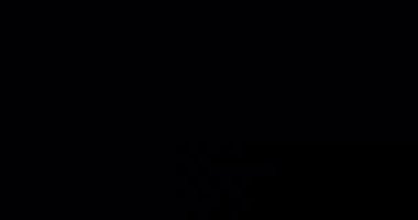 Yüksek hızlı kamerayla ateş ediliyor. Ateş hattı süper yavaş çekimde siyahta izole edildi. Ateş Alevleri Yanar ve Yanar - Yavaş Hareket. Siyah arka planda gerçek alevlerden oluşan bir çizgi tutuşuyor..  