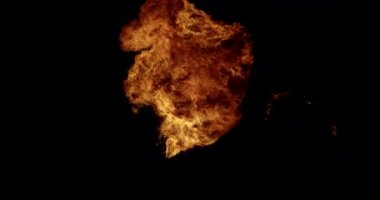 Yüksek hızlı kamerayla ateş ediliyor. Ateş hattı süper yavaş çekimde siyahta izole edildi. Ateş Alevleri Yanar ve Yanar - Yavaş Hareket. Siyah arka planda gerçek alevlerden oluşan bir çizgi tutuşuyor..  