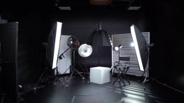 Siyah ve Beyaz Siklonama. Karanlık oda. Profesyonel ekipmanlı modern fotoğraf stüdyosu. Işık ekipmanlı boş fotoğraf stüdyosu. Yönetmen prodüksiyon koltuğuyla modern fotoğraf stüdyosunun içi..