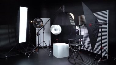 Siyah ve Beyaz Siklonama. Karanlık oda. Profesyonel ekipmanlı modern fotoğraf stüdyosu. Işık ekipmanlı boş fotoğraf stüdyosu. Yönetmen prodüksiyon koltuğuyla modern fotoğraf stüdyosunun içi..