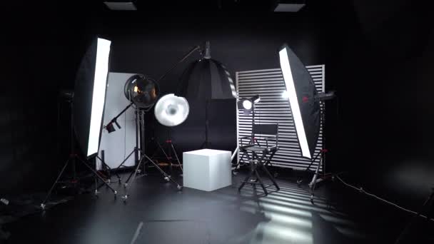 黑白相间的循环 黑暗的房间配备专业设备的现代摄影工作室 有照明设备的空照相馆 带有导演制作椅的现代摄影演播室内部 — 图库视频影像