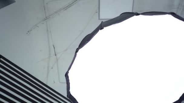 Чёрно Белый Циклорама Темная Комната Современные Фото Студии Профессиональным Оборудованием — стоковое видео