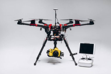 İçinde dijital kamera olan bir dron altıpatlar. Stüdyonun yakın çekim çekimi. beyaz arkaplan