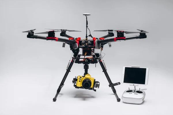 İçinde dijital kamera olan bir dron altıpatlar. Stüdyonun yakın çekim çekimi. beyaz arkaplan