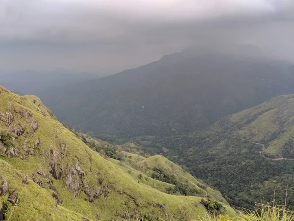 Sri Lanka Montagna Adams Picco Cielo Nuvole Colline Montagne Sbirciare — Foto Stock