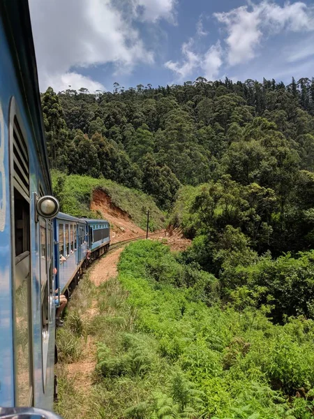 Λόφοι Σύννεφα Ουρανό Σιδηρόδρομος Τρένο Δέντρα Δέντρο Δάσος Sri Lanka — Φωτογραφία Αρχείου