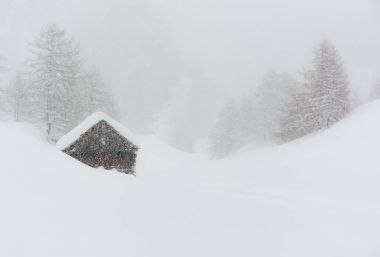 Kar bu küçük lodge çok zor bir kış aylarında İtalyan Alpler'de kapsar.