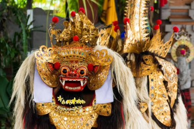 Geleneksel balinese renkli kostümleri ile aktörler tarafından yorumlanmış göster