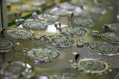 Meksikalı bir kuyumcuda sergilenen gümüş bilezikler.