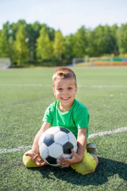 Futbol sahada oynayan olumlu çocuk çocuk.