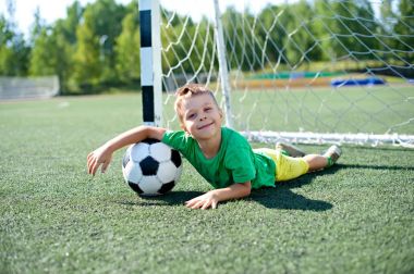 Futbol sahada oynayan olumlu çocuk çocuk.