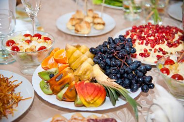 Yiyecek ve içecek ile şenlikli iyi koydu tablo