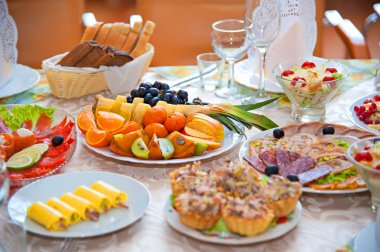 Yiyecek ve içecek ile şenlikli iyi koydu tablo