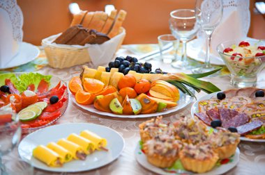 Yiyecek ve içecek ile şenlikli iyi koydu tablo