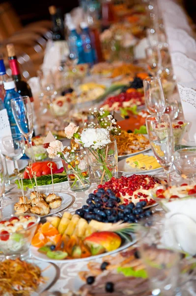 Table Festive Bien Disposée Avec Des Aliments Des Boissons — Photo