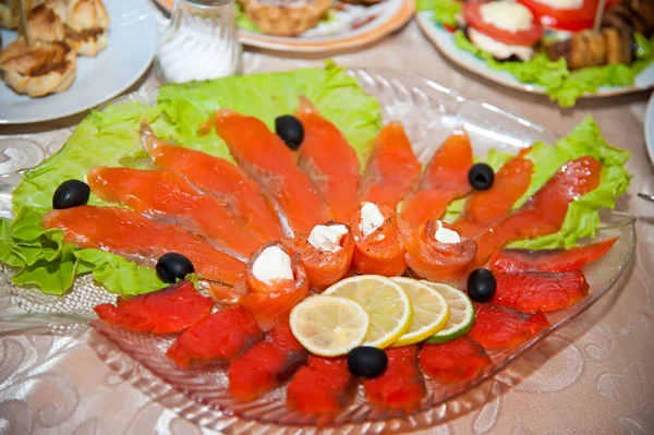 Yiyecek ve içecek ile şenlikli iyi koydu tablo