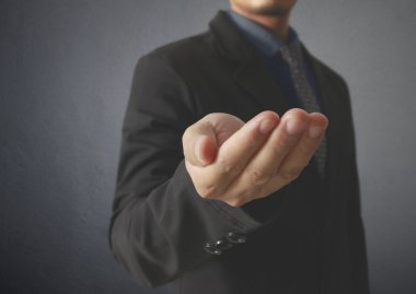 Eli boş bir iş adamı.