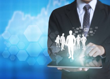 ellerinde dokunmatik tablet