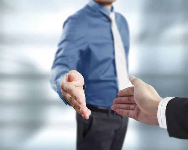 Business handshake z ludźmi — Zdjęcie stockowe