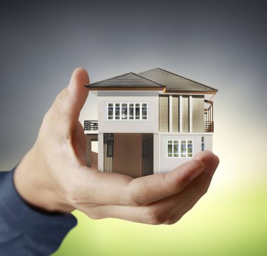 Ev insanların elinde. 