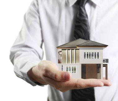 Ev insanların elinde. 