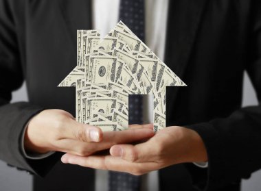 Ev insanların elinde. 