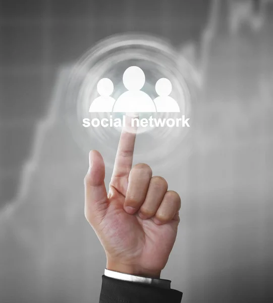 Toccando l'icona virtuale del social network — Foto Stock