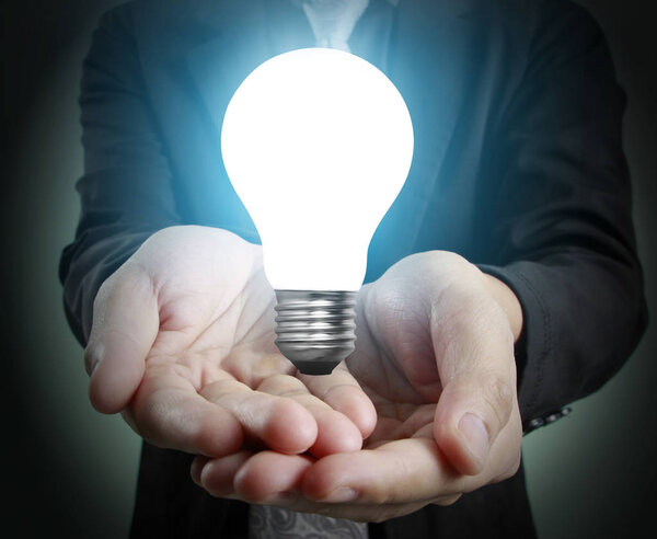 Руки держащей лампочку
 