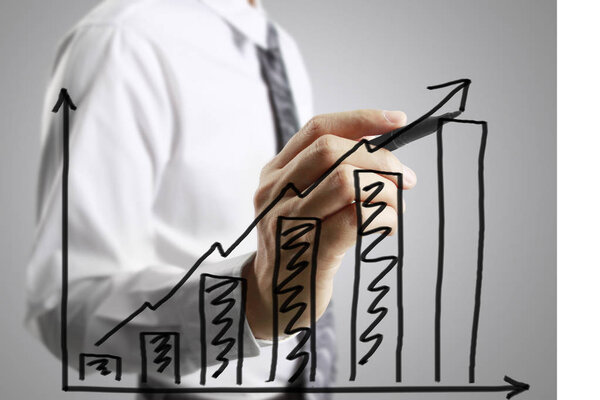 Бизнесмен рисует графику растущим графом
