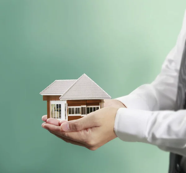 Home Verzekering Concept Een Hand — Stockfoto
