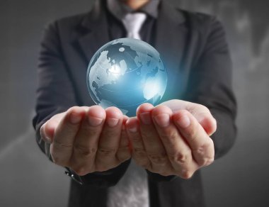 Küre, dünya insan elinde tutan bizim planet earth parlayan, Nasa tarafından sağlanan dünya resim el